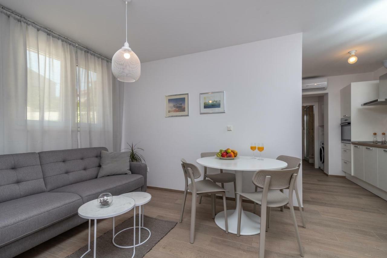 Apartments Flora โตรกีร์ ภายนอก รูปภาพ