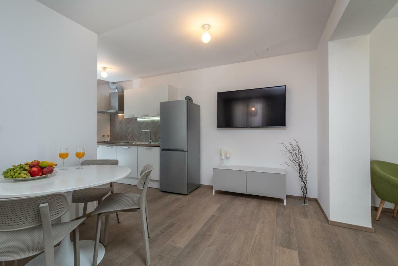 Apartments Flora โตรกีร์ ภายนอก รูปภาพ