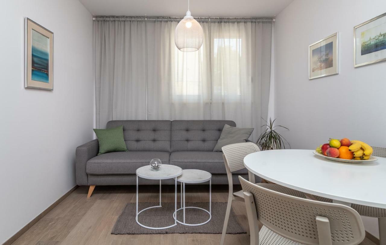 Apartments Flora โตรกีร์ ภายนอก รูปภาพ