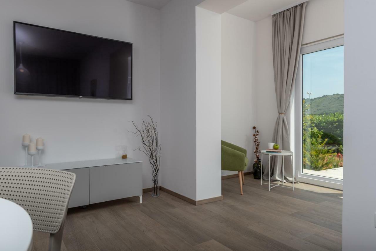 Apartments Flora โตรกีร์ ภายนอก รูปภาพ