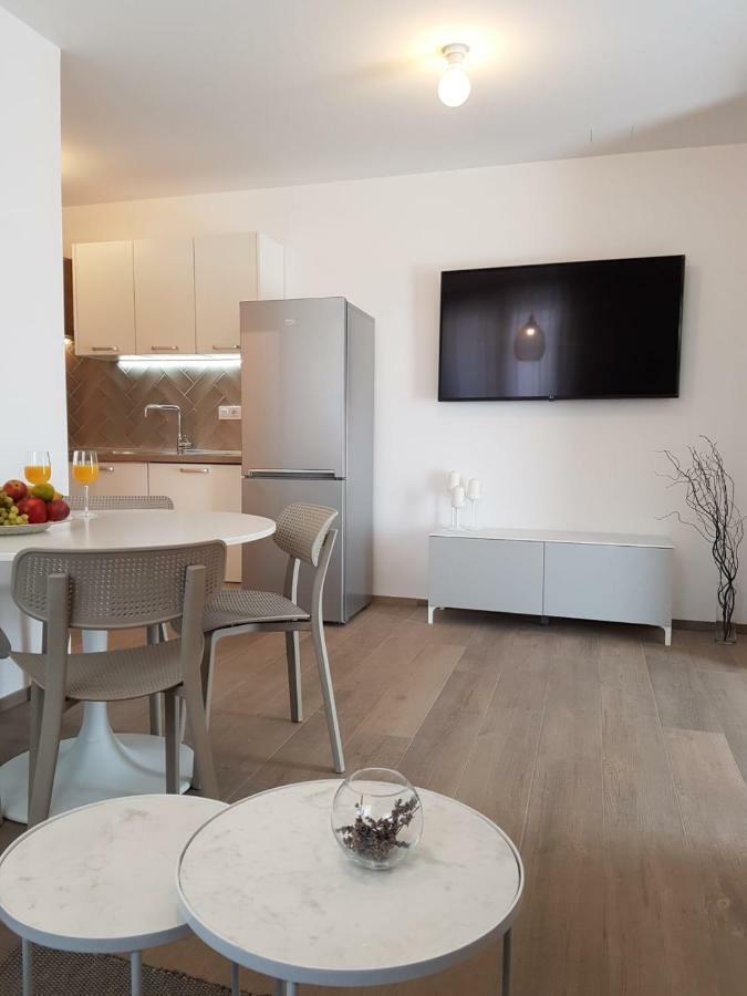 Apartments Flora โตรกีร์ ภายนอก รูปภาพ