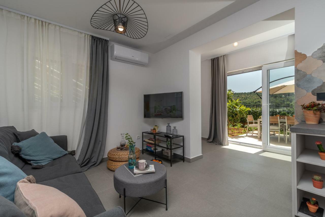 Apartments Flora โตรกีร์ ภายนอก รูปภาพ