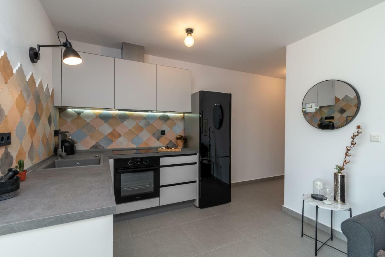 Apartments Flora โตรกีร์ ภายนอก รูปภาพ